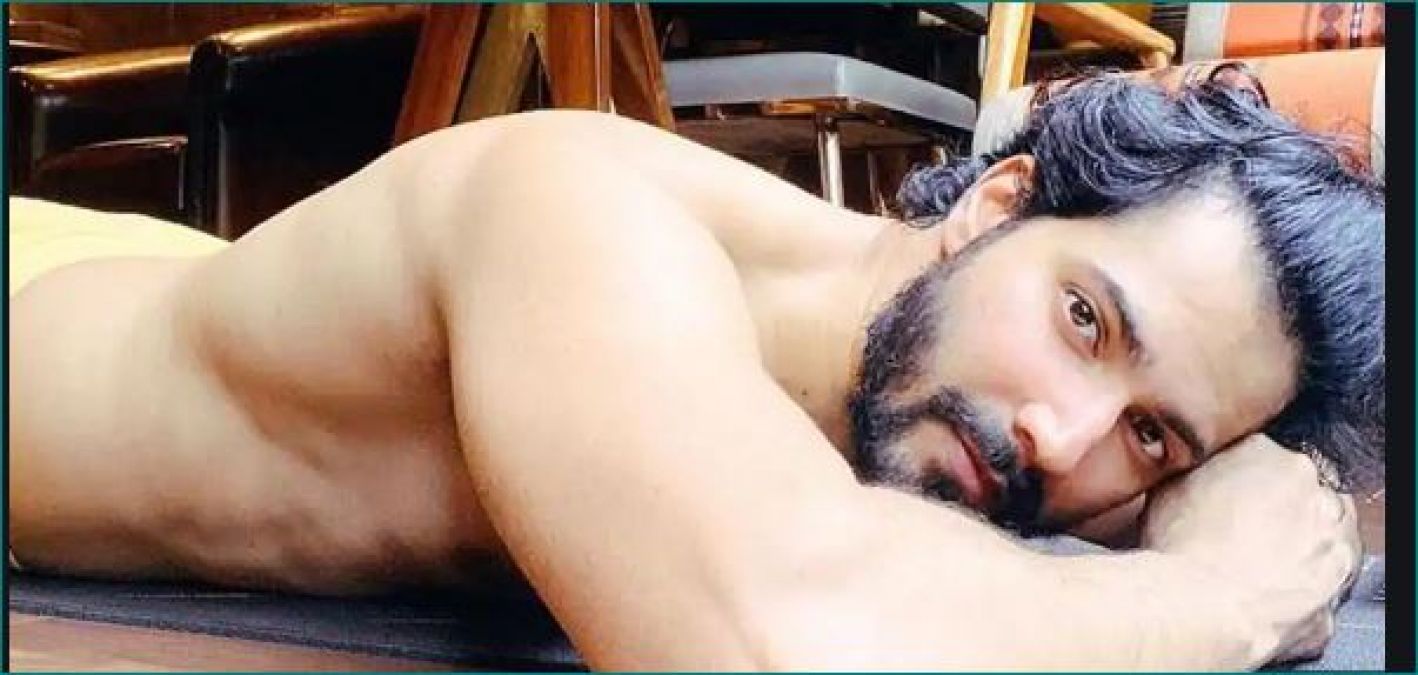 Seeing shirtless picture of Varun, this actor asks 'Who clicked?'