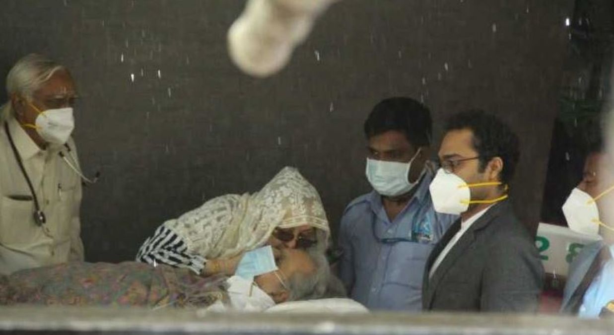 Trending news: Dilip Kumar faces difficulty in breathing, hospitalised again