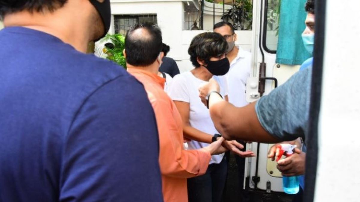 Body of Mandira Bedi's husband was taken for the last rites, the actress is also present