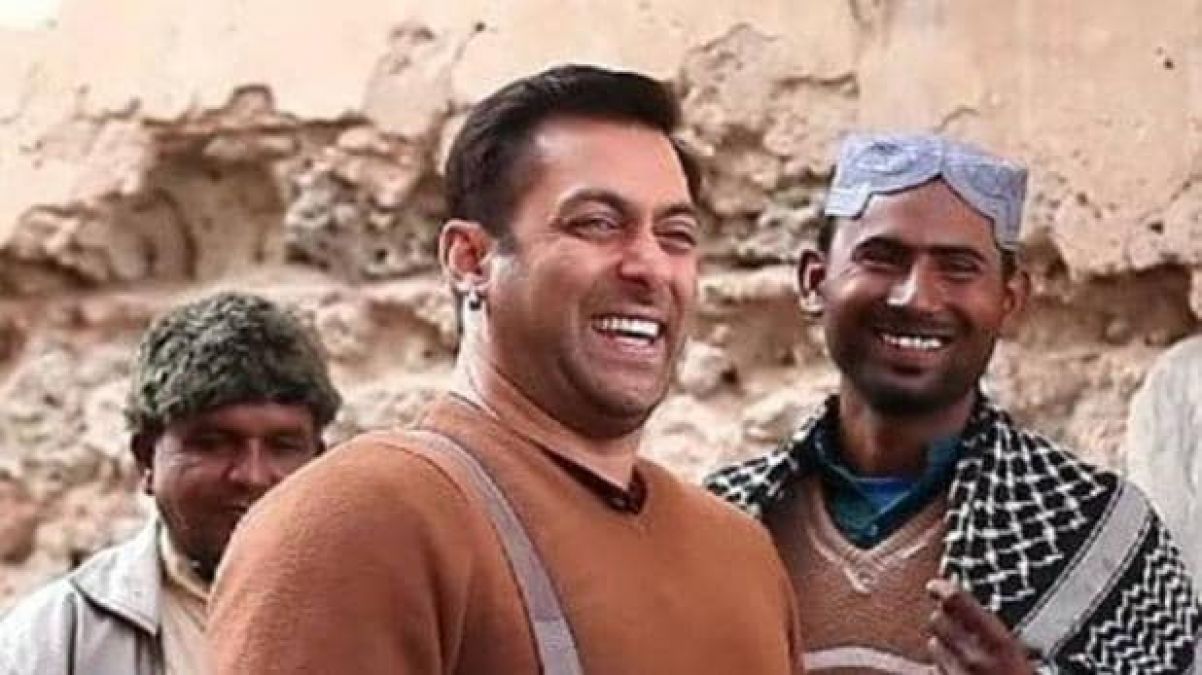VIDEO: Salman was giving  water to monkey, then suddenly this happened