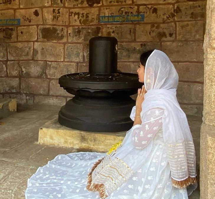 Mouni Roy seen immersed in Shiva's devotion, see these beautiful pics