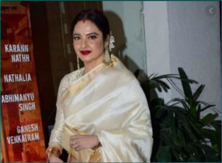 Rekha's look in golden Saree wins hearts, see pictures here