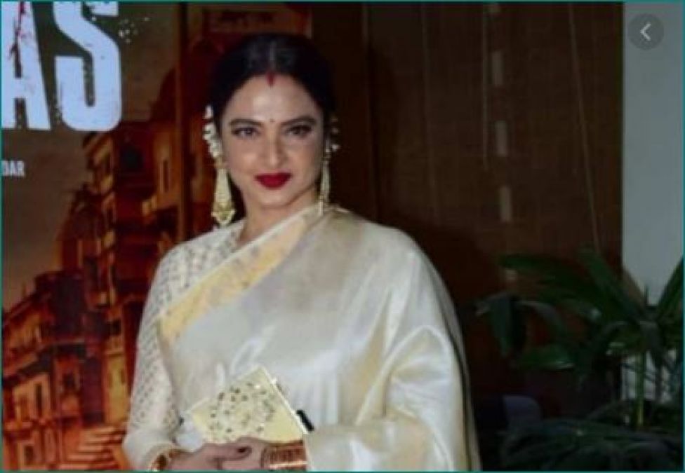 Rekha's look in golden Saree wins hearts, see pictures here