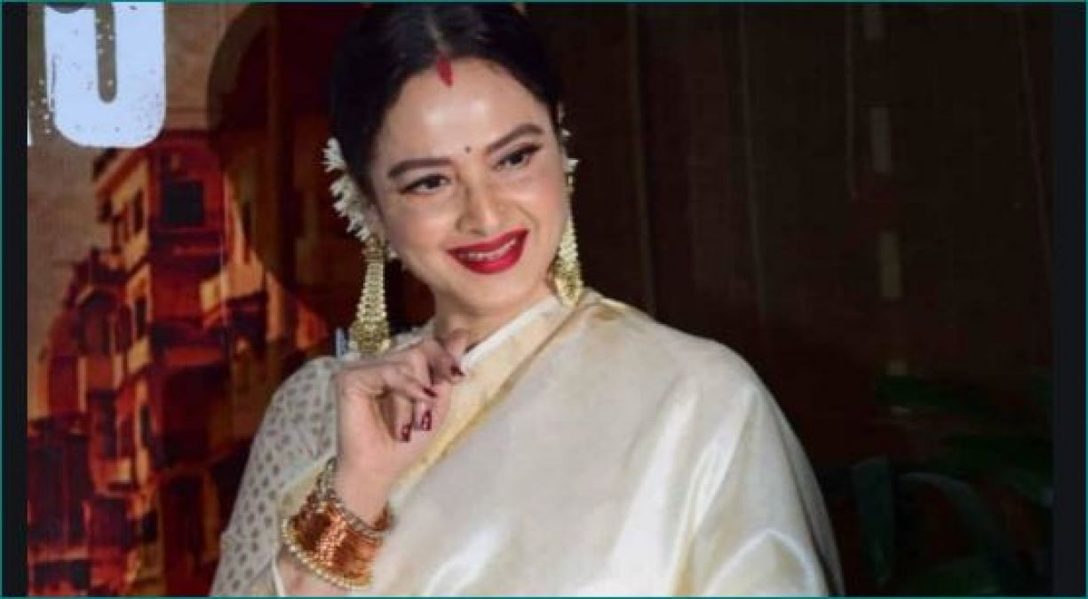 Rekha's look in golden Saree wins hearts, see pictures here