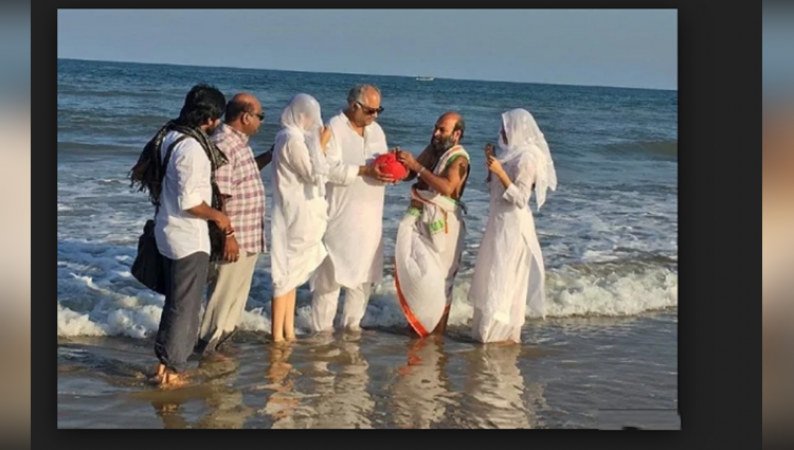 Sridevi Death : रामेश्वरम में पिता और बेटियों ने किया माँ का अस्थि विसर्जन