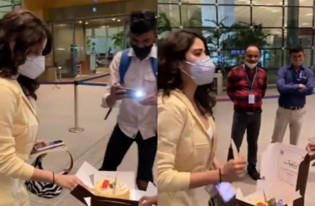 Janhvi Kapoor's fan gives special birthday gift at airport, video goes viral