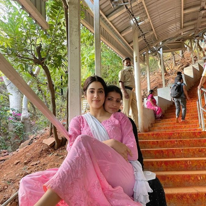 Janhvi Kapoor arrives at Tirupati Balaji Dham on her birthday, looked gorgeous