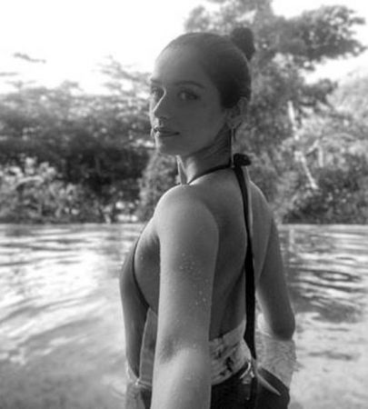 सेक्सी बिकिनी पहनकर पानी में गोते लगाते हुए नजर आई मिस वर्ल्ड मानुषी