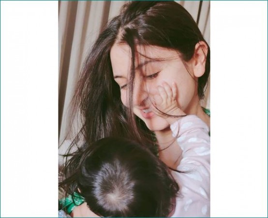 Virat shares wife Anushka and daughter's photo, wishes for Women's Day