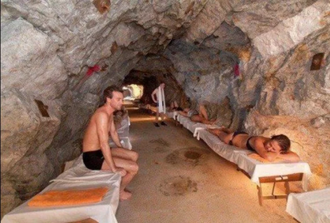 इस गुफा में रहने और सोने के लिए हजारों किमी दूर से आते हैं लोग