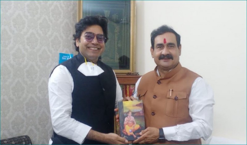 Ashutosh Rana gives his book 'Ramrajya' to Madhya Pradesh Home Minister