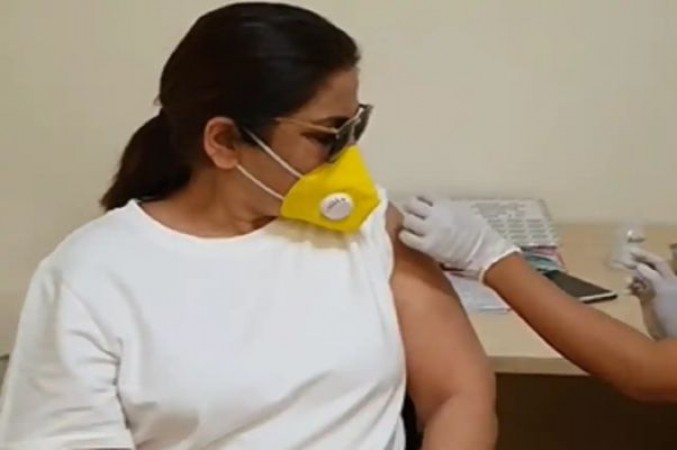 Archana Puran Singh gets first dose of corona vaccine, posts video
