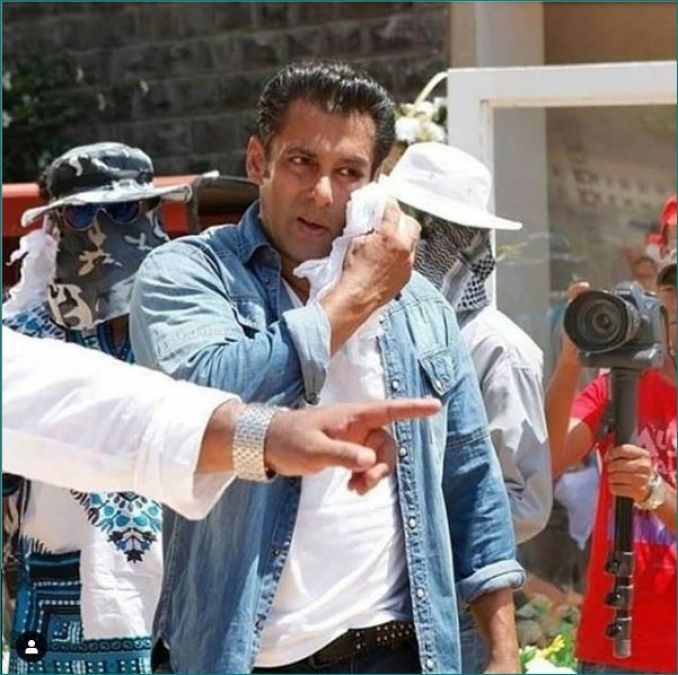 Salman Khan's new picture reveals from Radhe's set
