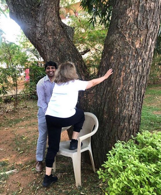 Hrithik's mother Pinky Roshan proves age is just a number, climbed the tree at 65