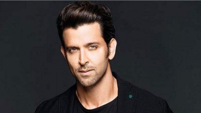 Hrithik's mother Pinky Roshan proves age is just a number, climbed the tree at 65