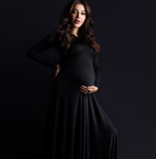Kajal flaunts her baby bump and does a beautiful photoshoot