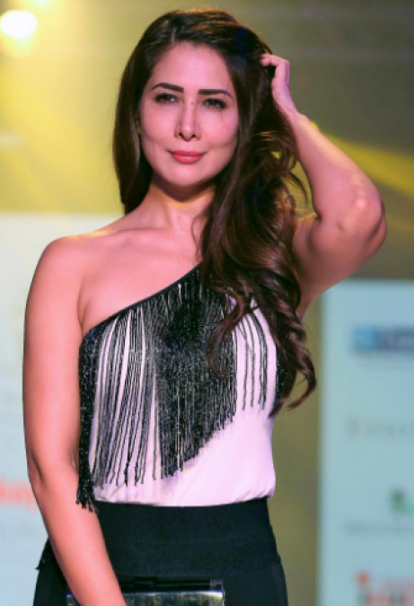 Kim Sharma shares throwback pic to the time when 