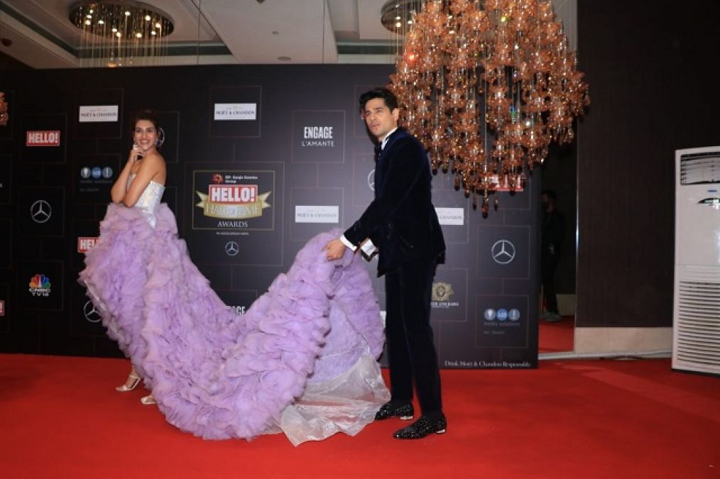 Kriti Sanon flaunts her beauty as Cinderella at the Award show