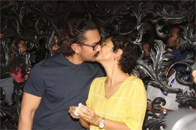 Photos : बर्थडे पर पत्नी के साथ लिपलॉक करते हुए नजर आए आमिर खान