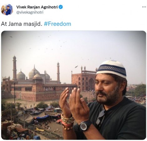जामा मस्जिद में दुआ पढ़ते विवेक अग्निहोत्री कि तस्वीर वायरल, लोग बोले- 'डिलीट कर दे भाई'