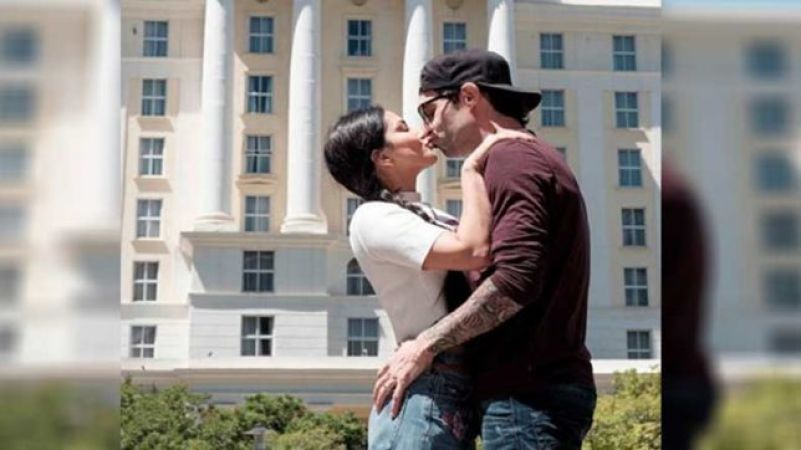 दसवीं सालगिरह पर पति को इस तरह Kiss करती नज़र आई सनी लियॉन