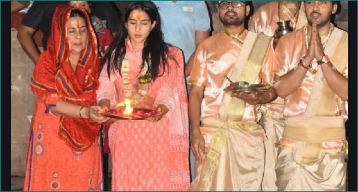 Sara Ali Khan performed Ganga Aarti at Dashashwamedh Ghat with mother Amrita