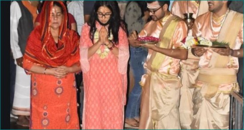 Sara Ali Khan performed Ganga Aarti at Dashashwamedh Ghat with mother Amrita