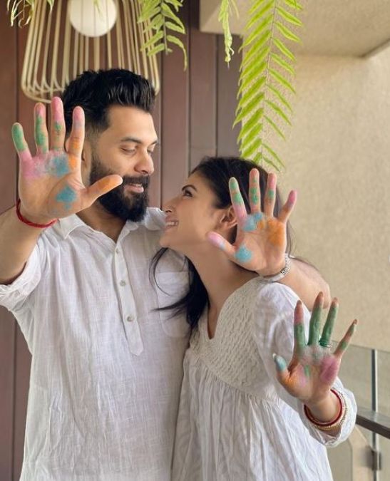 Mouni celebrates first Holi after marriage with her husband by filling sindoor in demand, touches her feet