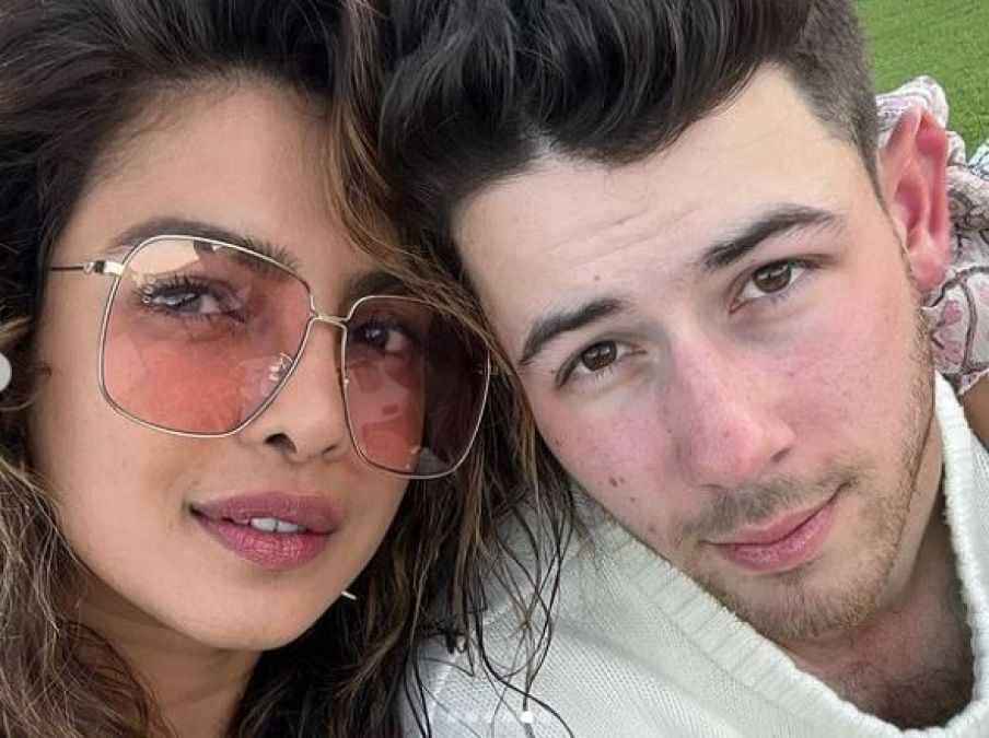 Priyanka celebrated Holi in a very special way, kissed husband