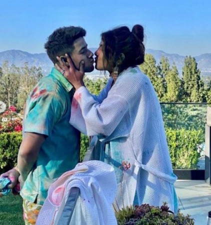Priyanka celebrated Holi in a very special way, kissed husband