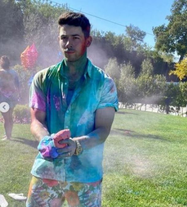 Priyanka celebrated Holi in a very special way, kissed husband