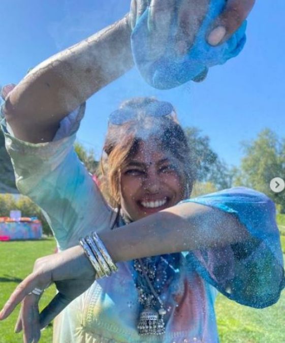 Priyanka celebrated Holi in a very special way, kissed husband