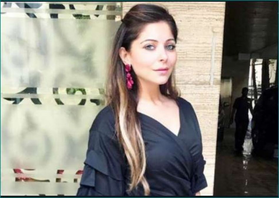 FIR lodged against singer Kanika Kapoor  in Lucknow