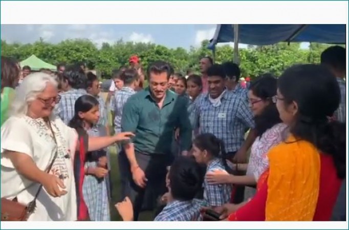 Salman Khan seen dancing with special kids, video goes viral