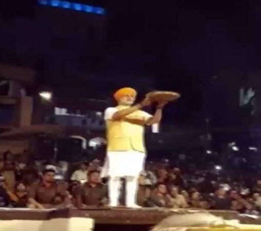 पीएम मोदी के गेटअप में गंगा आरती करने पहुंचे विवेक ओबेरॉय