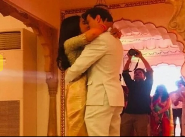 अजय देवगन की पत्नी की बॉयफ्रेंड के साथ लिपलॉक करते हुए तस्वीरें वायरल