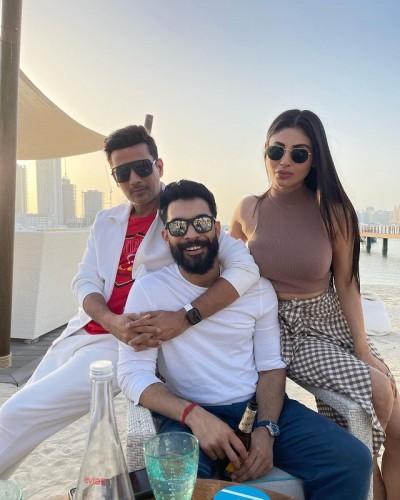 दोस्तों और पति के साथ दुबई में छुट्टियां मना रही है मौनी रॉय, वायरल हुई तस्वीर
