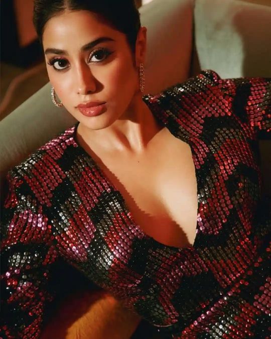 Janhvi Kapoor makes fans go crazy by lying down on couch