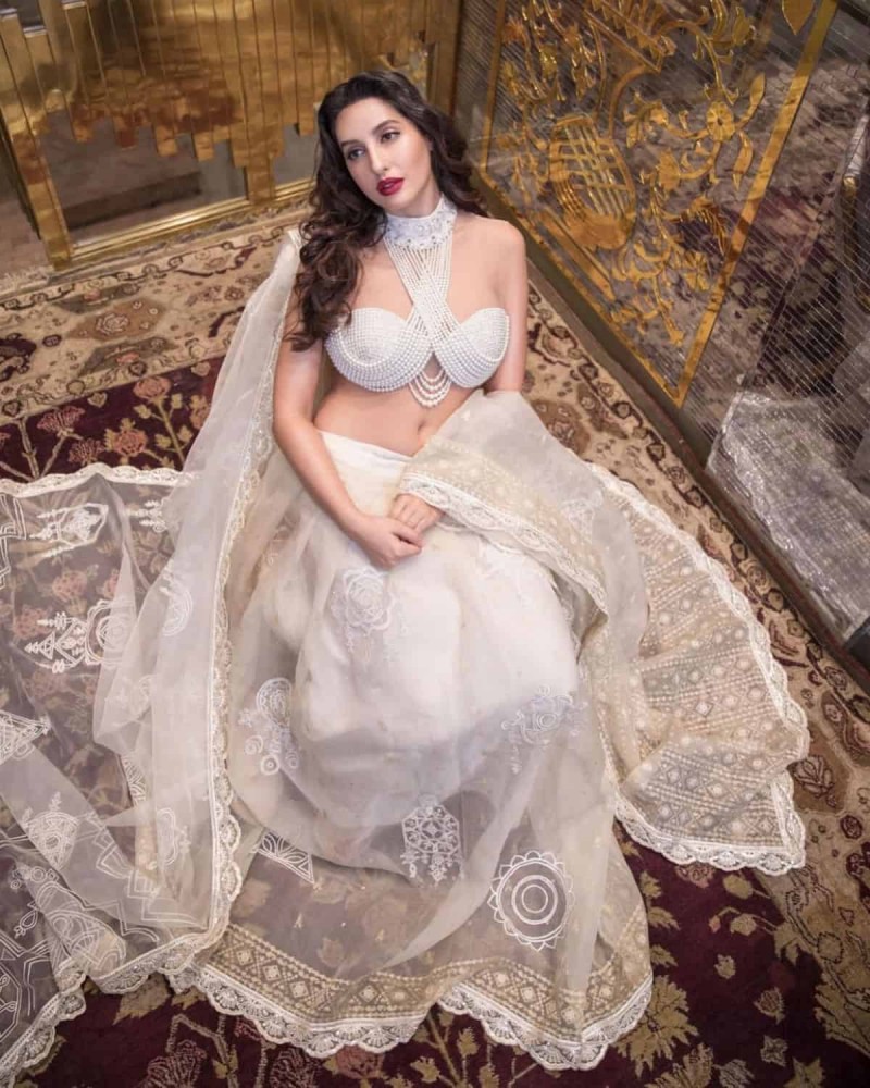 Nora Fatehi wears double side high slit dress and napkin top photos viral | Nora  Fatehi ने कटी-फटी ड्रेस में लगाया बोल्डनेस का तड़का, फिर रुमाल लपेटकर किया  लोगों को मदहोश |