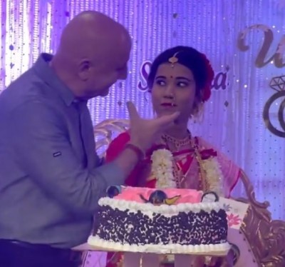 मेकअप करने वाले की बेटी की शादी में पहुंचे अनुपम खेर, शेयर किया वीडियो