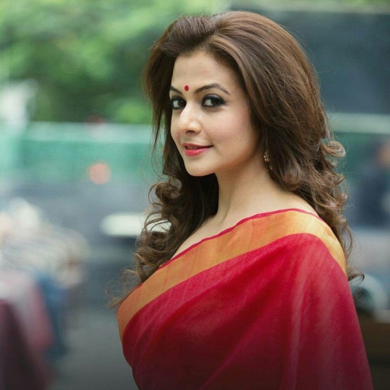 Actress Koel looks gorgeous in a stylish dress