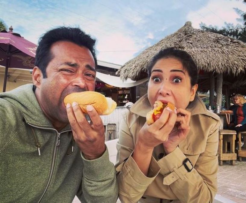 Sharing pictures with BF on first anniversary, Kim Sharma said this