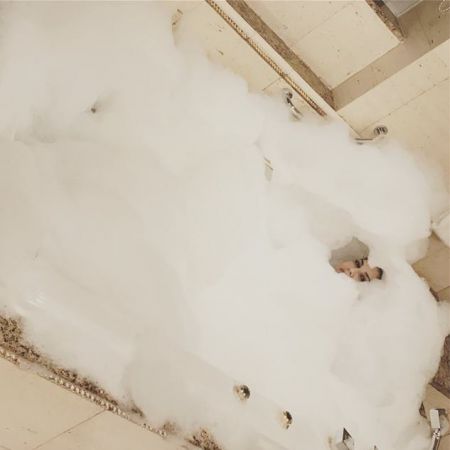 बाथटब में लेटी हुई सनी लियोनी अपने शरीर को बुलबुलो से ढकते नजर आई लेकिन फिर भी ढक न पाई....