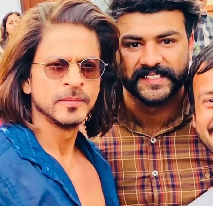 Shah Rukh Khan seen taking selfies with fans after completing Spain schedule