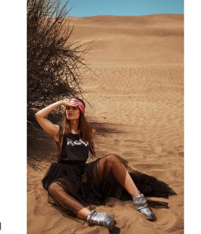 रेगिस्तान की तपती धुप में हॉट अंदाज में दिखी ईशा गुप्ता