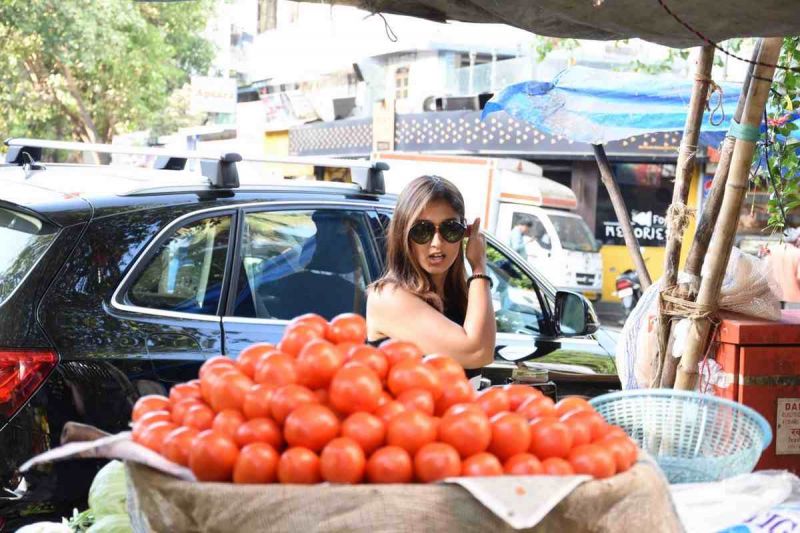 तो इलियाना भी घर से निकल पड़ी सब्जी खरीदने