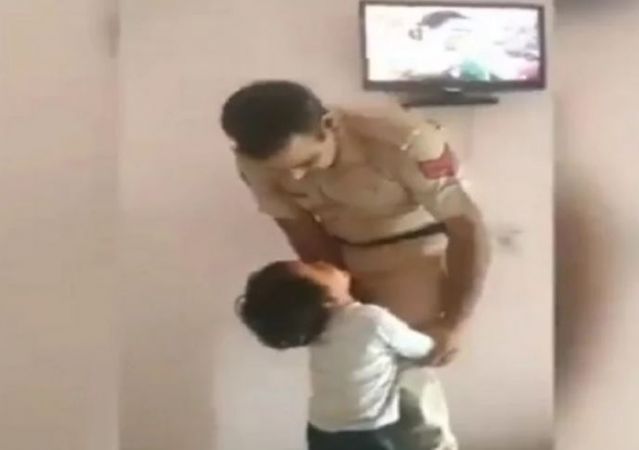 पुलिसकर्मी और मासूम बेटे का प्यार, VIDEO देखने मात्र से भर आएगी आपकी आँखें
