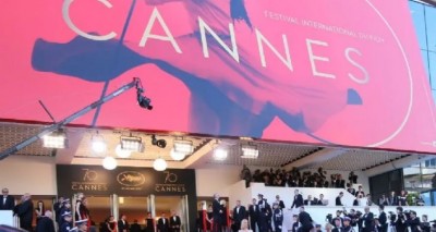 Cannes पहुंची महिला ने अचानक उतार दिए कपड़े और चिल्लाकर बोली- 'हमारा दुष्कर्म करना बंद करो'