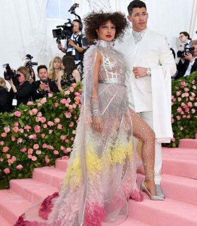 Met Gala 2019: अपने लुक्स के लिए ट्रोल हुईं प्रियंका, चुड़ैल और चिड़िया के घोसले से हुई तुलना