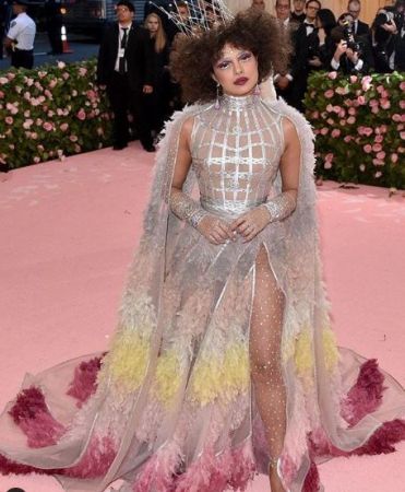 Met Gala 2019: अपने लुक्स के लिए ट्रोल हुईं प्रियंका, चुड़ैल और चिड़िया के घोसले से हुई तुलना